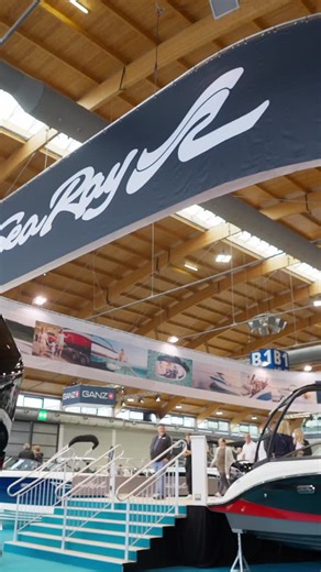 Ein Blick auf die Messe und die beeindruckenden Sea Ray Boote – lass dich von Eleganz und Innovation inspirieren! Entdecke die neuesten Modelle mit modernster Technologie und stilvollem Design. 🌊✨ | Boote Pfister