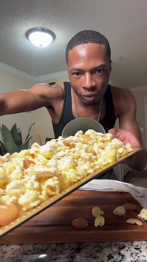 Banana Puddin Gourmet Popcorn🍌: Recipe Below⬇️ Here yall goooo😝 Highly requested and long overdue, my apologies lol. This thang here, gun fire. Promise!!! Iykyk, ion hype nothing up if it ain’t bomb.😭 RECIPE⬇️ •6 cups popped popcorn •1 stick unsalted butter •1/2 cup granulated sugar •1/2 cup light corn syrup •1 dram Banana Cream Oil by @ •Vanilla Wafers •Chessman cookies •melted white chocolate •yellow gel food coloring *optional 1. Preheat the oven to 260F. 2. Line a cake pan with parchment 