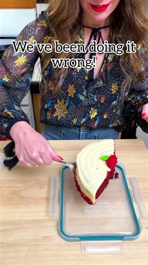 Easily store cakes and desserts by using the Tupperware lid as the base