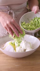 FOCACCINE di ZUCCHINE in padella 💚🥒 senza lievitazione 😍 RICETTA▶ https://www.polverediriso.it/2025/07/focaccine-di-zucchine-in-padella.html | Polvere di Riso