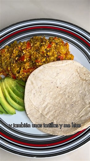 Sadao on Instagram: "🌮 Unos de mis desayunos favs 🙃 me encanta este desayuno por que 1- no tiene animales explotados 2- es muy fácil de hacer 3- es muy rico y con 18 - 20gr de proteína aprox. 🫶🏽 ya que el tofu tiene entre 12-15 gr de proteína en 100 gr así que me encanta llevarlo a mis comida ya que mucha gente dice q no sabe a nada, pero en realidad sabe a lo q lo condimentas, es muy versatil. 🤤. Las cantidades de esta recta es a ojo 👁️ pero más o menos como lo muestro en el video #veganb
