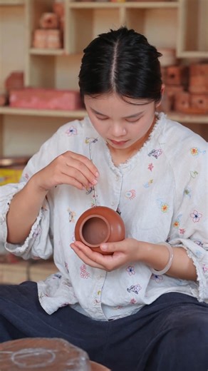 Clay, fire & magic | Creating a teapot that breathes and changes color! #clayart #ClayTeapot #claycreations #intangibleculturalheritage #CulturalHeritage | Videoslia