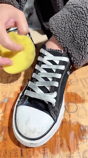 Quick and Easy Guide to Clean White Sneakers