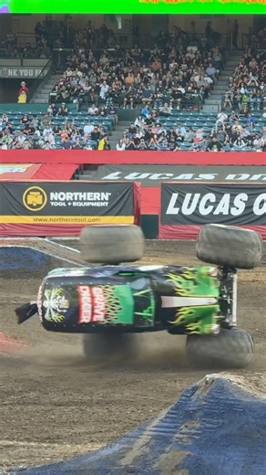 Grave Digger Spinning on the Sidewalls‼️ #gravedigger #gravediggermonstertruck #monsterjam