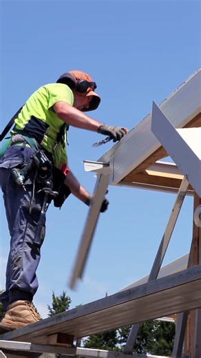 Installing a Colorbond Steel Fascia & Gutter #gutterinstallation #colorbond #shorts