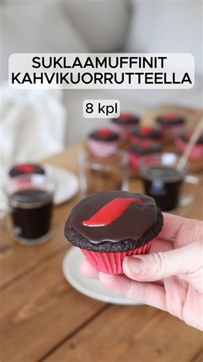 Suklaamuffinit kahvikuorrutteella 8 kpl. Nämä suklaamuffinit kahvikuorrutteella ovat ehdoton valinta kaikille kahvin ja suklaan ystäville.🍫☕ Ainesosat: Taikina: 2 dl vehnäjauhoja 1 rkl leivinjauhetta 1/2 dl kaakaojauhetta 1/2 tl suolaa 1 kananmuna 1 dl sokeria 85 g voita (sulatettuna) 80 g maitoa 1 tl vaniljasokeria 1 kourallinen suklaahippuja Kuorrute: 2 tl Nescafé Kulta -kahvia 2 rkl kiehuvaa vettä Tomusokeria Vatkaa kaikki ainekset yhteen. Jaa taikina 8 muffinivuokaan ja paista uunissa noin 