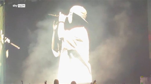 Coachella 2025, Charli XCX canta "Guess" con Billie Eilish. VIDEO