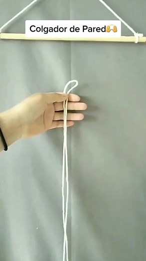 Colgador de pared🥰🙌 Siguenos para más inspiraciones Aprende MACRAMÉ desde cero. LINK en mi BIO👇😊 #macrame #macrameart #macramelove #macramedecor #handmade #manualidades #manualidadesfaciles #manualidadesnavideñas #decoraciones #nudos #hilo #mujeres | All Manualidades