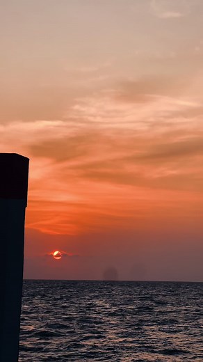 Serene Ocean Sunset: A Tranquil Evening Over Water