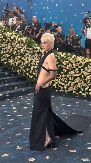 91K views · 314 reactions | #EmmaChamberlain at the 2025 #MetGala. | British Vogue | Facebook