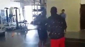 Un boxeur se bat contre son entraîneur (avec le pantalon rouge) et le combat ne dure pas longtemps ! | Coup d'tête Balayette Manchette