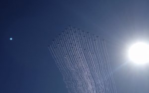 十大体育场上空的飞跃