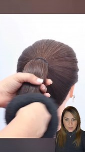 ✨ Peinado con Trenza: Paso a Paso para un Look Hermoso ✨ ¡Este peinado con trenza es ideal para cualquier ocasión! Te dejo los pasos detallados para que logres un resultado espectacular. 💁‍♀️💖 🔹 Paso 1: Prepara tu Cabello Comienza con el cabello limpio y seco. Si deseas, puedes darle un poco de textura con spray de volumen o mousse para facilitar la trenza. 🔹 Paso 2: Divide tu Cabello Separa una sección en la parte superior de tu cabeza para hacer la trenza. Puedes tomar el tamaño que prefie