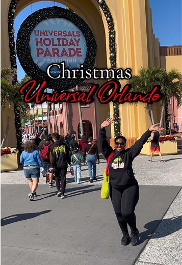 Christmas at Universal Orlando Merry Christmas 🥰🌲#familyvacation #disney #universalstudios #fyp#merrychristmas #vacation #parade