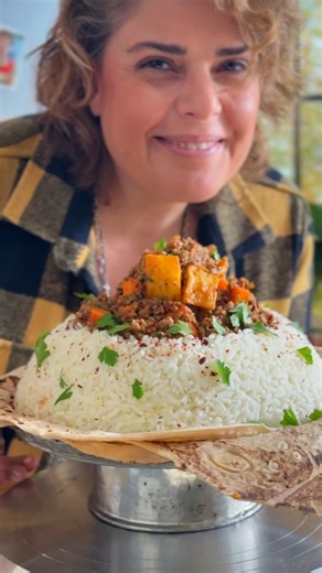 Refika'nın Mutfağı on Instagram: "Çocukluğumun tadı, babamın köydeki o meşhur sunumuyla sofralarımıza konuk oluyor! 🌾 Bafra’nın yerli pirinciyle tane tane dökülen bir pilav, ortasında dumanı üstünde nefis bir kıymalı harç ve altında yemeğin suyunu çekmiş çıtır lavaşlar... 🌯 Bu yeni yılda sevdiklerinize hem nostaljik hem de çok doyurucu bir sürpriz yapmaya ne dersiniz? ✨ @migros_tr ‘nin katkılarıyla! 600 g çift çekim dana döş kıyma 4 tane kuru soğan 1 tatlı kaşığı tuz 1 çay kaşığı karabiber 1 