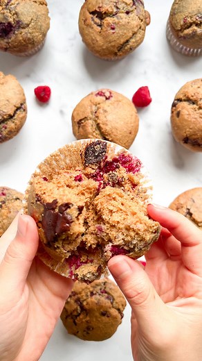 RASPBERRY & DARK CHOCOLATE MUFFINS 🍫 These delicious muffins are simple and one of my go to recipes when I want something sweet, it’s a super easy recipe that comes together in less than 5 minutes. They are soft and fluffy, and the delicious raspberry flavour pops with every bite. You’ll love them and your family will too! Feel free to swap raspberries for blueberries or chocolate for dried fruit. . Serves 12 . 🛒YOU’LL NEED . ✔️300g of plain or buckwheat flour ✔️200g almond flour ✔️2 tsp bakin