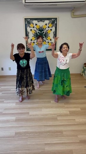 ハラウの尊敬されるクプナとフラダンス