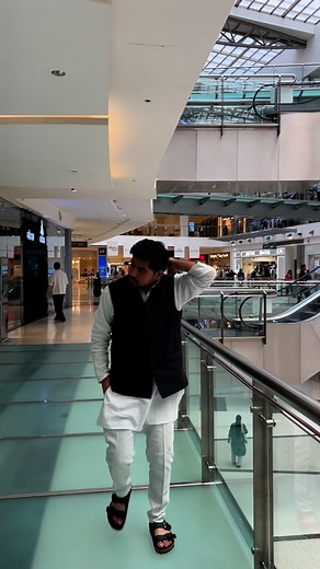 विपुल मिश्रा 🇮🇳 on Instagram: "Kaise log hai? Kaha se aatey hai ye log? - - [iPhone, EMI]"