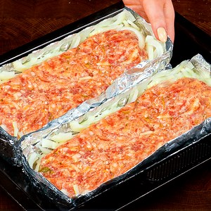 423K views · 1.3K reactions | Do tej pory źle to przyrządzałeś! Oto jak zrobić mięso mielone na obiad Składniki: cebula: 300 g mięso mielone: 1300 g ogórki kiszone: 100 g ser: 200 g jajka: 3 szt. czarny pieprz: 10 g sól: 10 g chleb tostowy: 6 szt. mleko: 150 ml bułka tarta: 50 g | Cookrate - Polska | Facebook