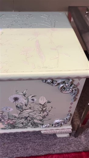 Looking for something beautiful and functional? This charming cedar chest adds warmth, character, and storage.. just in time for the cozy season. Item: 403519 – Cedar Chest Decorated with hand-painted butterflies Price: $225.00 Dimensions: 19x20x43” Crafted from solid cedar, it naturally protects blankets, quilts, and keepsakes while adding a touch of vintage artistry to any room. Place it at the end of a bed, under a window, or use it as a stylish entry bench, really endless potential. 🕯️ Perf