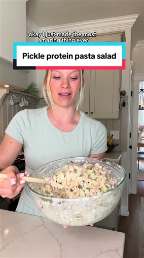 Every week I make a protein pasta salad for an easy lunch prep. This week was a pickle protein pasta salad and as a pickle lover, this was AMAZING 🤤 recipe is written on my website!