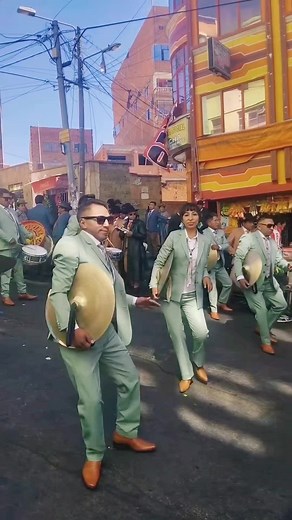 Verdaderos Intocables en Gran Poder: Tradiciones Bolivianas