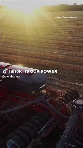 Ukraine is a global agricultural leader innovator 🌱 We mix cutting-edge technologies and unique experience to ensure top-quality harvest with sustainability and efficiency in mind 🌾🚜 Ukrainians embrace advanced methods like agricultural drones and improved crops, resulting in outstanding products 🧑‍🌾 #nature #agriculture #farming #harvest Video: bickerstaff.734