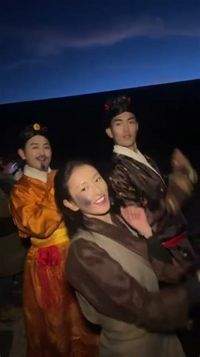 给两位姥爷教跳 APT@洛旦爱做饭 @咔瓦扎顿 #央宗的秘密