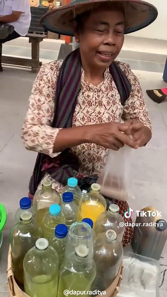 Traditional Indonesian Herbal Drink - Mbok Jamu Gendong
