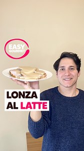 Morbida, cremosa e gustosissima!🤤 🧑‍🍳Michele ci mostra passo passo come preparare l’arrosto di lonza al latte🥛 👉INGREDIENTI 700/1000gr di lonza di maiale 2 cipolle 2 spicchio di aglio Erbe aromatiche Q.B. Sale Q.B. 1 litro di latte Un bicchiere di vino bianco 👉PREPARAZIONE 1. Lega la lonza e salala per bene. 2. Rosolala in padella con un po' di olio. 3. Poi toglila, Pulisci la padella e rimetti dell’olio nuovo. 4. Inserisci le cipolle, l’aglio e le erbe aromatiche. 5. Poi rimetti la lonza,