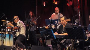 וידאו חדש! אלון יבנאי וזו'קה פרפיניאן המדהימים יחד עם האורקסטרה - תזמורת הג'אז הישראלית !!! ובקרוב מפגש של כולם על הבמה של פסטיבל פליציה בלומנטל למוזיקה 🎶🎺🥁 יום שישי 12.5 - מוזיאון תל אביב את המוסיקה כתב אלון יבנאי שעיבד אותה במיוחד לאורקסטרה. שימו פליי וצאו איתנו למסע מוסיקלי של 11 דקות מהפנטות 🏕 | The Israel Jazz Orchestra