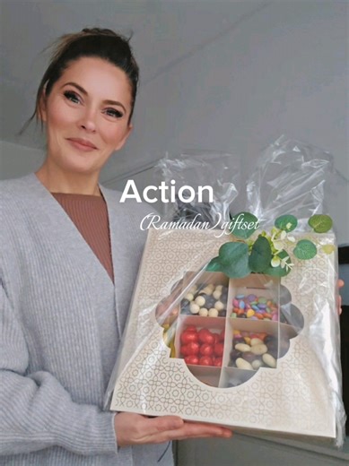 Deze uitdeelbox kocht ik gewoon bij de Action voor maar €0,89 🤍 En kijk hoe leuk je ’m kunt vullen… Een mix van zoet, thee en kleine traktaties — klaar om te delen 🫶🏽 Perfect voor speciale dagen, een lief cadeautje of om tijdens de ramadanmaand iemand te verrassen. Want Ramadan draait niet alleen om vasten, maar ook om aandacht, delen en samen zijn 🌙✨ 🌙 Zou jij ’m gebruiken tijdens ramadan of voor een andere gelegenheid? 🍬 Wat móét er volgens jou in zo’n uitdeelbox zitten? Laat het me wete