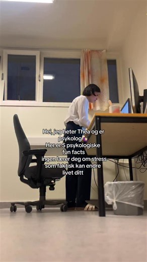 Thea Jordan on Instagram: "5 psykologiske fun facts ingen lærer deg om stress, som faktisk kan endre livet ditt 🤯🧠 Som psykolog og en som selv har kjent hvordan stress kan føles som både drivkraft og fare, vet jeg at stress ikke er fienden. Det er kroppens forsøk på å hjelpe deg. Problemet er alt vi ikke har lært om hvordan det faktisk fungerer. Her er fem fun facts som kan endre hvordan du møter livet ditt: 1. Kroppen skiller ikke mellom virkelighet og fantasi Bekymringer, worst-case-scenarie