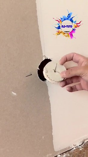 Reparer facilement un teou de scie cloche dans une plaque de platre avec le Rustinplak de chez @Easygriptools et une bande fibafuse Max de chez @Maj-import.com #enduit #enduire#placo #plaquedeplatre #enduiseur #peintre #peinture #astuce #tuto #fyp #ptp #flotuto | Flotuto Fan
