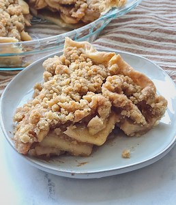 The Best Apple Crumble Pie