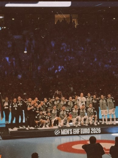 𝕹𝖎𝖈𝖍𝖙 𝕲𝖔𝖑𝖉. 𝕬𝖇𝖊𝖗 𝖕𝖚𝖗𝖊𝖘 𝕲𝖔𝖑𝖉 𝖜𝖊𝖗𝖙. 🥈🤍✨️ || #DHB Heute hat es im Finale nicht gereicht – aber was dieses Team gezeigt hat, geht weit über eine Medaille hinaus. Kampf. Herz. Zusammenhalt. Leidenschaft. Sie haben Topteams herausgefordert, Top-Teams geschlagen und Millionen Fans begeistert. Dieses Turnier hat Hoffnung gemacht. Dieses Team macht Lust auf mehr. Und eins ist klar: 2027. Heim-WM. Dieses Land. Dieses Team. Mit ihnen ist zu rechnen. Und wir sind bereit. 🔥🤍 Sto