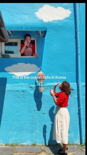Busan Cafe Delivers Drinks by Parachute!