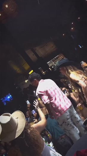 Breno Major 〽️ on Instagram: "Tô sabendooooo que não para de chorar 🥹🔥🇧🇷❤️ @thauane @marianafagundesoficial @tocaaquelaofc"