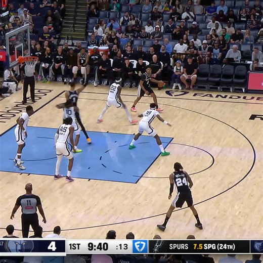 「もし、スパーズのバスケットボールが嫌いだというのなら、それは”バスケットボールを理解していない”ということだ」このコメントを見た時、ハッとしました。僕は昔、本当にスパーズが嫌いだった。「なんで毎回、スパーズがファイナルに来るんだよ」「ダンカンは地味でつまらない。無表情でプレーするし」「ディフェンスばかりのロースコアゲームは面白くない」それまで、NBAファイナルは欠かさず見ていました。当時は新聞のテレビ欄を見て「NBA」の文字があるとテンションが上がり、テレビにかじりつくようにNBAに魅了されていました。でも、ピストンズvs.スパーズが続いた2000年代初めのファイナルは見ませんでした。ジノビリの圧巻のパフォーマンスも「すごいけど、」と思っていました。それから時は進み、僕は大学生に。大学バスケ最終学年、４年生の時に採用したのは「スパーズのMotion Offense」でした。僕のバスケットボール観が180°変わった瞬間です。当時はレブロンがヒートに移籍して、ヒートの全盛期が始まろうとしていました。そのヒートを破ったのがスパーズ。今でも、「あの時のスパーズのバスケは、バスケットボールの歴