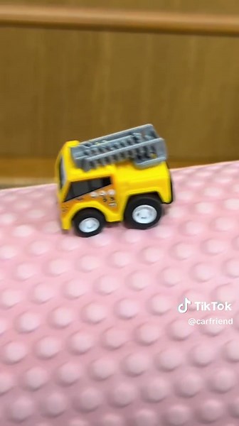 Drive lots of mini cars down a slope and try to get them into the box! たくさんのミニカーを坂で走らせて箱に入るかチャレンジ！#car #toys #fyp #kids