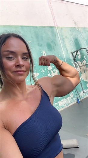 Incredible Female Muscle Flexing Huge Biceps!