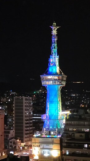 別府に温泉♨️に行った時に 夜外出してみました🌃🌙*ﾟ別府 タワーが綺麗で😍見とれてました (住所) 大分県別府市北浜３丁目１０−２ 別府タワ 2階 別府タワーについて 利用案内 展望台 観 光 アクセス ライトアップ フロアガイド お知らせ 会社概要 お問い合わせ 日本語 ENGLISH 한국어 中文(簡体) ホーム > 別府タワーについて 泉都のシンボル 別府タワーの完成は昭和32年5月10日。「別府温泉観光産業大博覧会」の目玉施設として建設が構想され、当時の地元財界人らが設立した「別府観光開発」が2億8000万を投じて建造した。 途中資金繰りの都合で工事が遅れ、完成は博覧会開幕に間に合わなかった。 また実際はタワーが建てばお客が来るという安易なものでなく、別府タワーの宣伝部隊が仕立て、北陸、関東、関西と派手でなおかつ、地道な全国行脚を行った結果、修学旅行シーズンには1日4,000食を出すなど、年間90万人の利用客でにぎわう一大観光スポットに上りつめた。 またタワー完成時の従業員募集では、数千人の希望者が当時の別府駅前通りまで列をつくった。 眼下に広がる街の様子こそ変化し続け