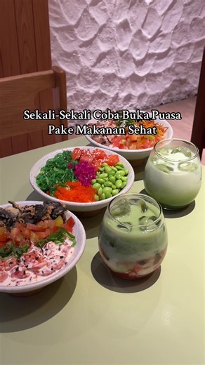 Buka puasa lagi pengen makan makanan yang sehat? Coba kalian ke Honu Eats aja, setiap hari ada menu promo buy 1 get 1!👏🏻 Pecinta Poke Bowl wajib banget sih cobain makanan dan minuman disini, harganya juga masih affordable💫 📍Honu, Menteng Jakpus #placetogo #placetovisit #cafejakarta #pokebowl