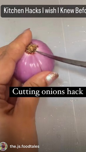 Jesna Stephen 🔘 Easy Recipes 🔘 Beginner Friendly Recipes on Instagram: "Did you know this ? #hacks #kitchenhacks #lifehacks #cuttinghacks #chopper #chopping #onion #chopper #usefulhacks #usefulkitchentips #saveforlater #fyi #fyp"