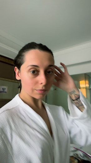 Which chord do YOU think it should be 👇🏼 Eb6 or Ab? Comment below! Eb leads the ear along the train rolling through those crazy chords Ab is a bit sussier (no … I don’t use the slang term “sus” for this in this case) sort of stands on its own for a second And bear in mind, the progression happens fast with stacked vocals! Lookin forward to hearing your thoughts SOULdiers! #dame #dameband #dametheband #damebandofficial #veronicaswift #singersongwriter #rocknroll | Veronica Swift