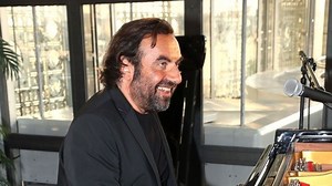 André Manoukian : un album hommage à sa grand-mère déportée à la suite du génocide arménien - RTBF Actus