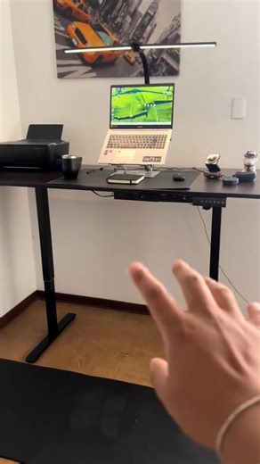 😖 ¿Dolor de espalda por estar horas sentado? Trabajar no debería doler. Con el Escritorio Eléctrico SmartOffice, ajustas la altura solo con un botón para alternar entre sentado y de pie, mejorando tu postura, energía y productividad desde el primer día. ✅ Altura regulable 72cm – 120cm ✅ Superficie extra amplia 180cm x 70cm ✅ Motor silencioso y resistente ✅ Perfecto para home office o gamers ✅ Mejora el flujo sanguíneo y reduce molestias lumbares Tu cuerpo lo va a agradecer… ¡y tu trabajo tambié