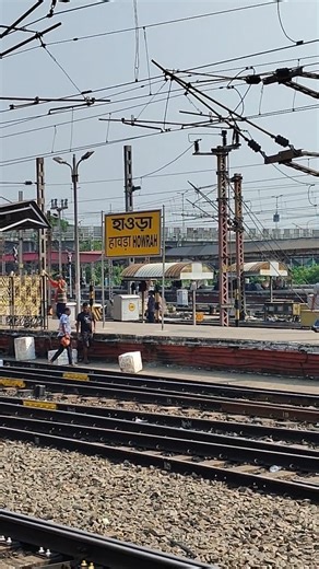 Howrah railway station. India's most busiest railway station. Approximately 1 million passengers travel here every day. This station has a total of 23 platforms. Trains are available from here to all parts of the country. . . . . . . . . . . . . . . . . . . . . . #viralreels #newreel #indianrailways🚂 #howrah #howrah #railway #station | Mohd Murteza