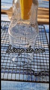 Avantajul atunci cand pregatesti sirop de soc este ca este gata de savurat in aceeasi zi si, daca il sterilizezi, poate tine o perioada mai lunga de timp. Sirop de soc ▪️minim 20 flori ▪️1kg zahar (stiu ca pare mult, dar este sirop, nu are cum sa iasa cu o cantitate mica de zahar) ▪️800 ml apa ▪️zeama de la 4 lamai 1️⃣ Se trec florile printr-un jet de apa si se curata bine daca au gâze. In general, la inceput de sezon, florile sunt curate, fara gâze. 2️⃣ Se pun 800ml de apa intr-un vas pana ajun
