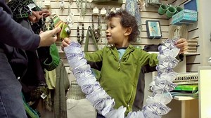 Daniel Tiger's Neighborhood - Matias Visits the Gift Store (Spanish) Video | PBS KIDS